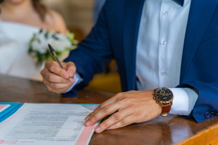 Get married in UAE without guests by completing legal marriage documents