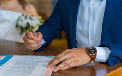 Get married in UAE without guests by completing legal marriage documents